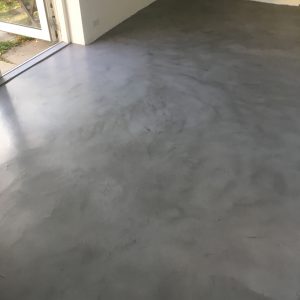 Støbning af gulv og behandling med Conteco beton i farven Concrete Intense