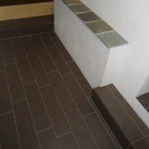 Gulv og klinker indendørs: Støbning af gulv og trappetrin og nedlægning af fliser